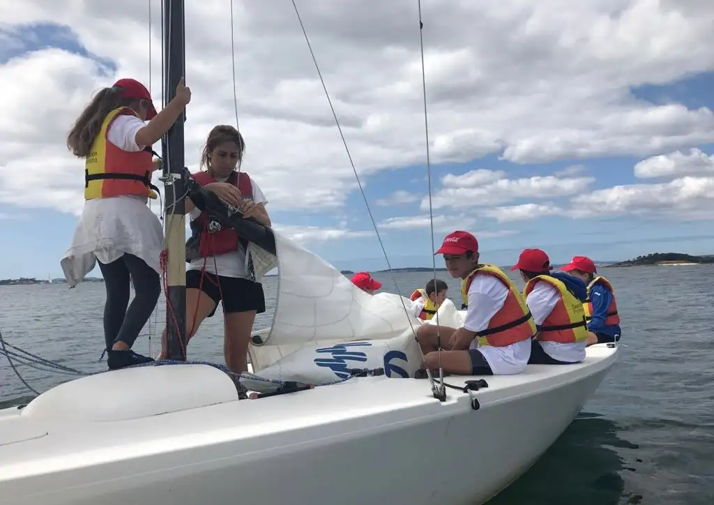 Theresa Zabell junto a los 26 niños del Centro Galego de Vela quisieron volver a la misma playa del año pasado para apadrinarla y limpiarla todos los años