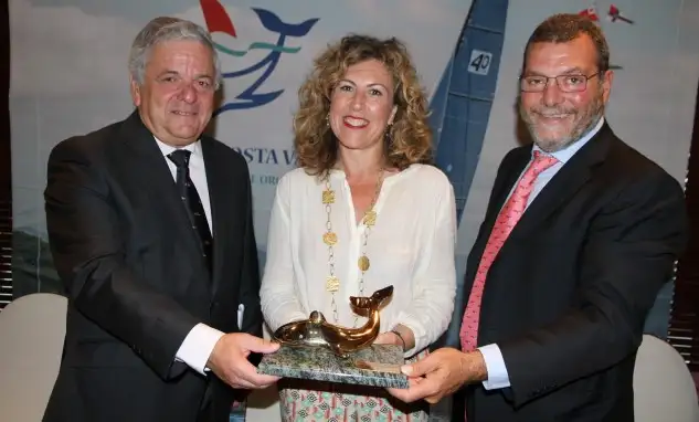 Tomas Alonso Allende, Edurne Egana y Eduardo García Santamarina con la Ballena de Oro en el Marítimo del Abra