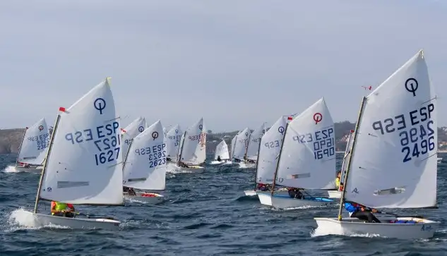 Imagen de la salida de la cuarta prueba de optimist... también participan snipe, láser y 420