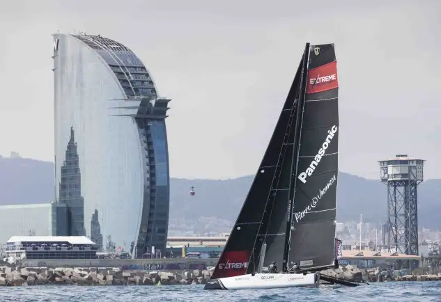 El FNOB Impulse de Jordi Xammar navegando junto al Village en el Hotel W. Foto: Lloyg Images