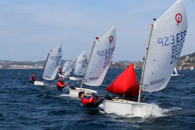 Generoso el viento en la bahía de la Coruña en la segunda jornada de la Semana Náutica