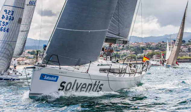 A las doce del mediodía, puntual según lo previsto, el comité de regata dio salida a la manga que se disputaron los barcos más grandes, un recorrido de casi 32 millas circunnavegando las Islas Cíes y Ons... el viento del noroeste se alió con los veleros y los empujó rumbo al faro de Camouco con una intensidad que subió de los 7 nudos iniciales a los 18 con los que se mantuvo en prácticamente todo el recorrido, alcanzando incluso puntas de 24 (Foto Rosana Calvo)