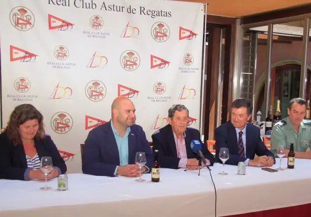 Al acto asistieron, José Cardín y María Cardin gerente y adjunta a la dirección de El Gaitero, Alfredo Alegría, presidente del Real Club Astur de Regatas, Jesús Martínez Salvador, concejal de deportes del Ayuntamiento de Gijón, Flor Guardado, directora del Puerto Deportivo de Gijón y Emilio González, capitán de la Guardia Civil del Mar (Foto Félix González Muñiz)