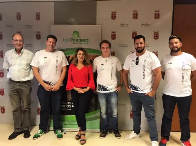 La consejera de Turismo, María Isabel Méndez junto a Daniel Adrián y parte de la tripulación del Adrián Hoteles Macaronesia.