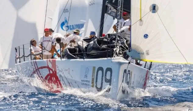 Hasta seis barcos pueden ganar en la última jornada la Puerto Portals 52 Super Series Sailing Week después de una fantástica jornada con tres mangas ganadas por Bronenosec, Provezza y Quantum (Foto Nico Martínez)