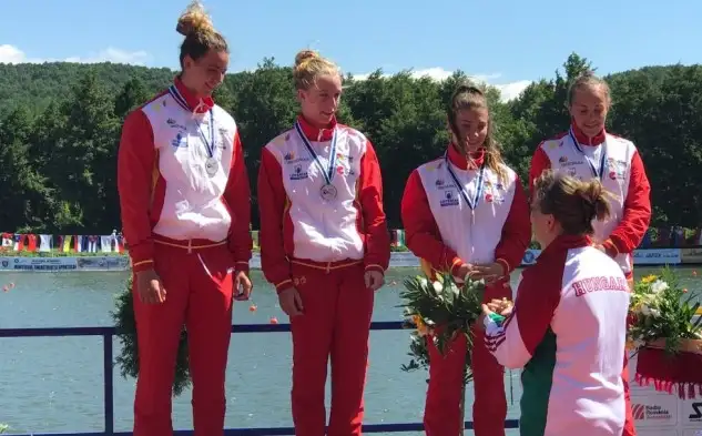 Medalla de plata para Carolina García, Barbara Pardo, Carla Sieiro y Aida Bauza... el equipo femenino español realizó una gran carrera en cabeza de la prueba y sólo fue superada por Hungría en los metros finales