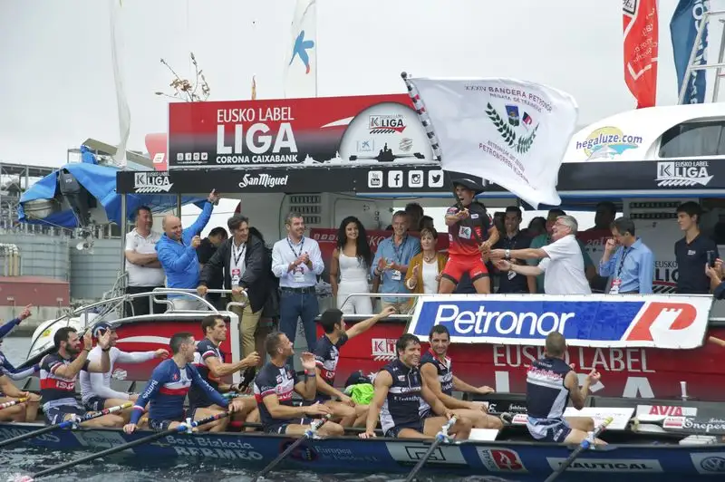 La ‘Bou Bizkaia’ se lleva la XXXIV Bandera Petronor en aguas de Zierbena y se afianza en el liderato 