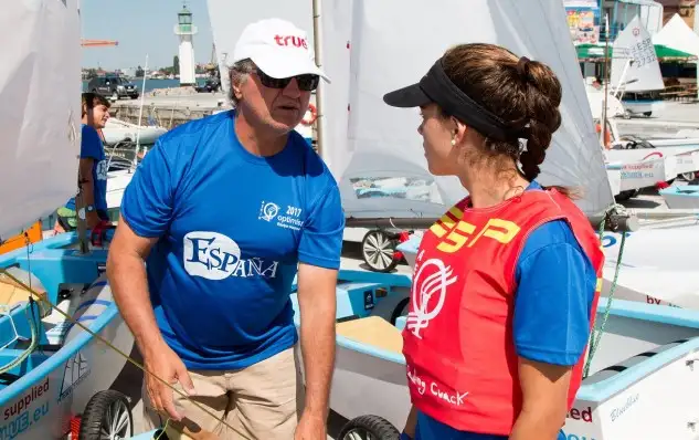 El Campeonato de Europa, que se disputa en el Yacht Club Port Bourgas de Bulgaria cuenta con las bazas españolas de Manuel Álvarez-Dardet (CN Puerto Sherry), Ignacio Toronjo (RCM Punta Umbria), Pau Mesquida y Marta Cardona, ambos del Náutico S’Arenal; Laura Martínez (RCN Palma); David Santacreu (RCN Tenerife) y Marina León (RCR Cartagena) (Foto Pep Portas)