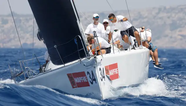 El Rey Felipe VI, líder de BMW ORC 1 a la caña del Aifos (Foto Nico Martínez)