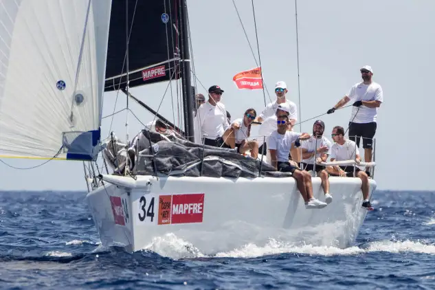 S.M. El Rey Felipe VI entrenando a bordo del Aifos en Palma. © María Muiña/Copa de Rey MAPFRE