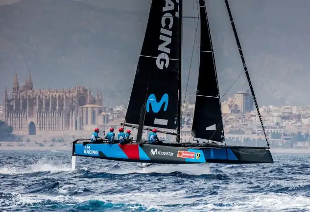 Los GC32 han celebrado hoy su regata de entrenamiento oficial en la bahía de Palma, la lucha por los puntos comienza mañana, miércoles, y se prolongará a lo largo de los cuatro próximos días en el campo de regatas situado frente a la ciudad de Palma, uno de los cuatro en que se distribuirá la flota que participa en la Copa del Rey (Foto Jesús Renedo)