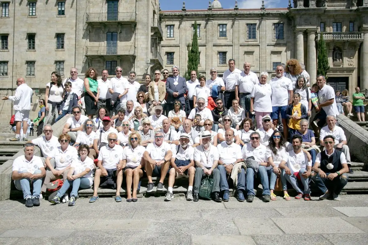 Las tripulaciones en la plaza del Obradoiro en Santiago de Compostela (Foto Juan Caballero)