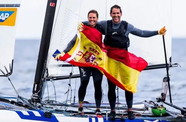 El equipo español terminó en segunda posición el europeo de Nacra 17 en el que la clase estrenaba la navegación con foils. Las hermanas Munté Carrasco se colgaron la plata juvenil en 49er FX (Foto Pedro Martínez)