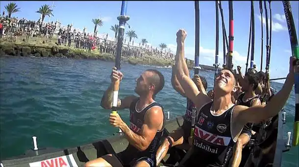 La trainera vizcaína saca 14 segundos de ventaja a Hondarribia, segunda, y más de 28 a Orio y Zierbena (Foto EITB)