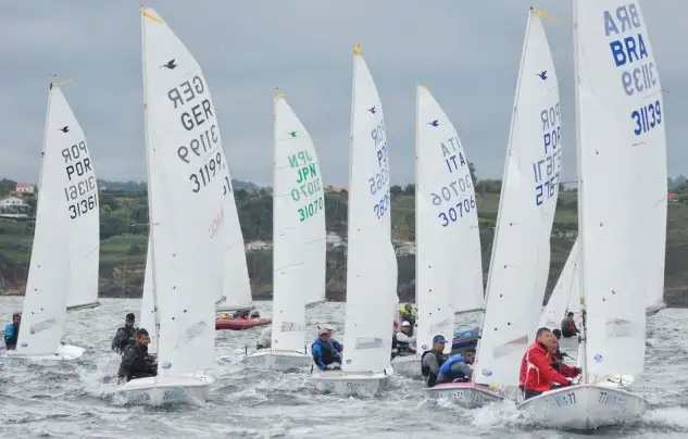 Álvaro Martínez lidera, seguido de otros barcos españoles... hubo dos triunfos parciales de los anfitriones, los del coruñés Marcos Míguez y del balear Damián Borrás (Foto M.Arcay)