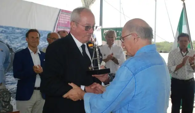 El Real Club Náutico de El Puerto de Santa María presenta las regatas 23ª Juan de la Cosa y 46ª Semana Náutica... El acto comenzaba con un sentido homenaje a la persona del director del Hotel Santa María y Grupo Los Jándalos, Francisco Quirós, recientemente fallecido. Como homenaje a la memoria de un gran colaborador y amigo del club, Jose María Escribano hacía entrega de un estandarte al empresario Santiago Cobos ante el aplauso de todos los presentes.