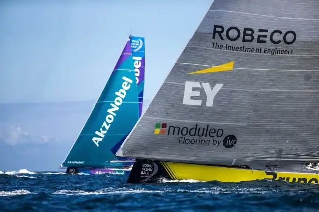 El equipo español se impone en un apretado duelo con el Vestas 11th Racing y saldrá primero en la segunda parte de la última prueba, que arranca este lunes a las once horas