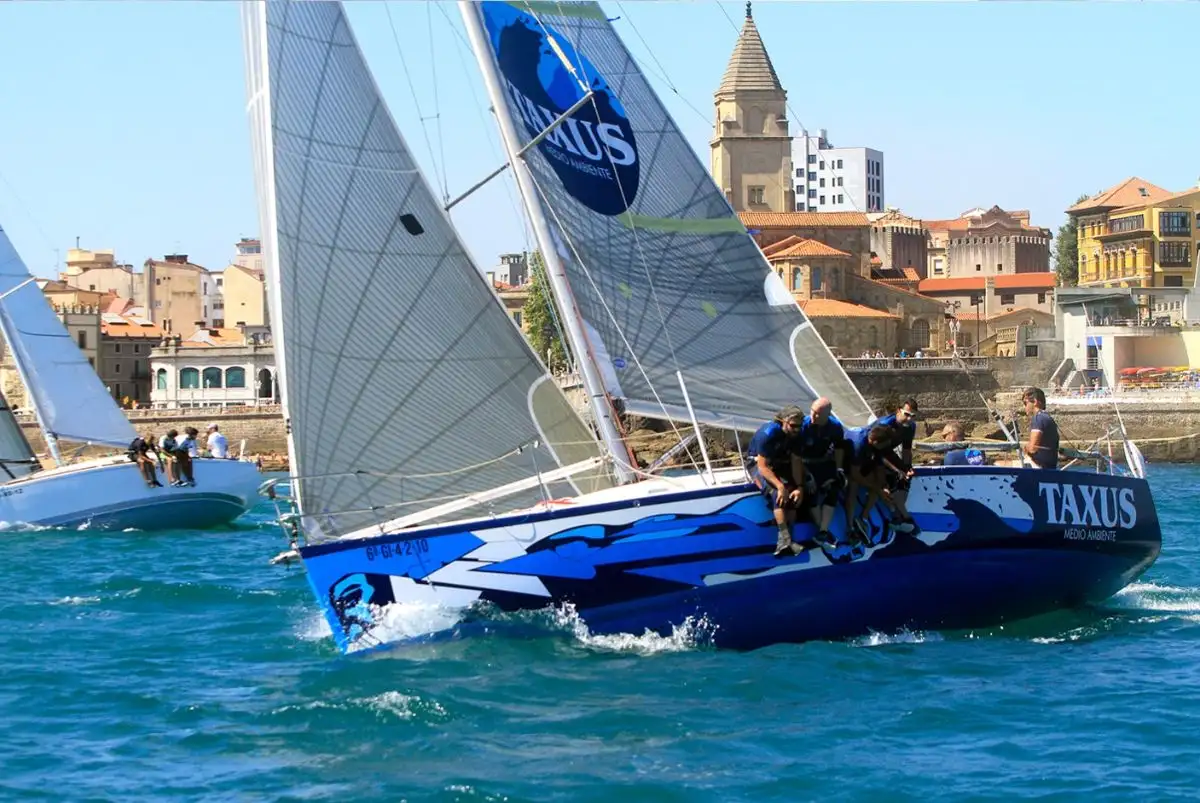 El Taxus MedioAmbiente, de Alfredo Flórez vencedor del VI Trofeo Presidente, del Real Club Astur de Regatas. La segunda plaza fue para el Santiniebla-Lener, de José Luis Alonso, cerrando los puestos de honor el Great Sailing Uno, de Fernando Alonso (Foto Felix González Muñiz)