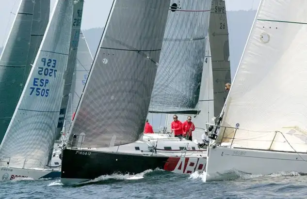 "Aceites Abril" en la imagen de Juan Caballero entre "Bosch Service Solutions" y el First 40.7 Gaifar II de Pablo Osuna