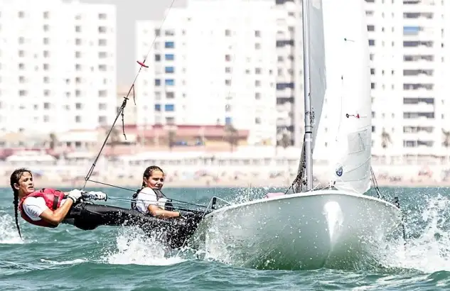 Máxima igualdad tras la primera jornada de la 46ª Semana Náutica de El Puerto de Santa María... el nivel de los regatistas reparte protagonismo entre la ansiosa flota de vela ligera (Foto Jesús D.Yáñez)