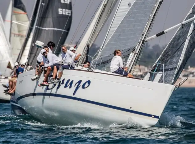 Primer liderazgo del Brujo en la bahía de Cádiz... la tripulación de Linares se estrena imbatido en la 46ª Semana Náutica y la 23ª Regata Juan de La Cosa (Foto Jesús DYañez)