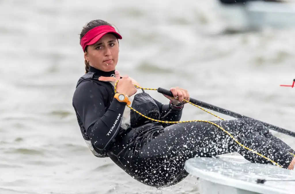 El entrenador español de los Laser Radial juveniles, Antonio Mínguez, se ha deshecho en halagos hacia Ana Moncada... “Creo que le espera un futuro muy bueno en el mundo de la vela, lo que ha conseguido es impresionante”, ha expresado recordando el flamante campeonato mundial sub 17 de la andaluza