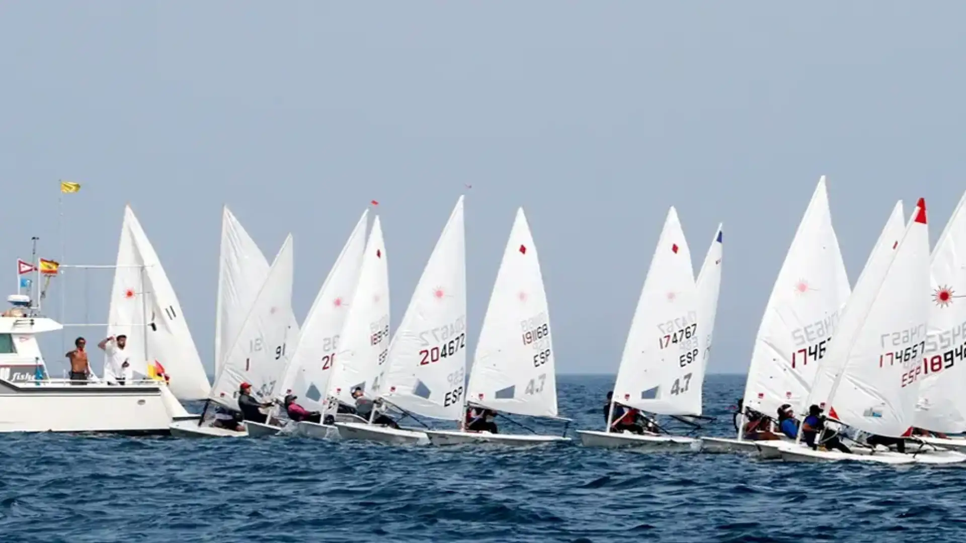 100 regatists in the Villa de Gijón de Vela Ligera organized by the Club de Regatas