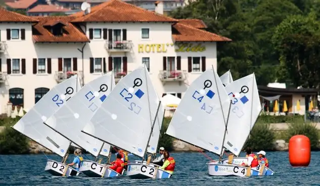Los regatistas españoles, que han empezado la jornada perdiendo con Suecia, han ido de menos a más, terminando terceros mejores... Turquía espera mañana sábado a España en ese duelo de semifinales, una serie de encuentros al mejor de dos que hoy se iba a disputar pero que ha sido aplazado ante la falta total del viento. Salvo cambios, la otra semifinal enfrenta a Suecia e Israel