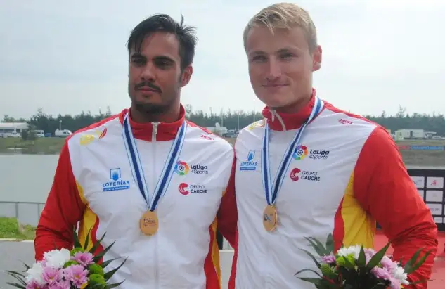Toro y Cooper con sus medallas en el Mundial de Chequia