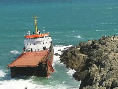 Un buque granelero con bandera de Mongolia naufragó a última hora del sábado y se partió en dos frente a las costas del distrito de Sarıyer, situado al norte de Estambul y en la desembocadura del Bósforo en el Mar Negro