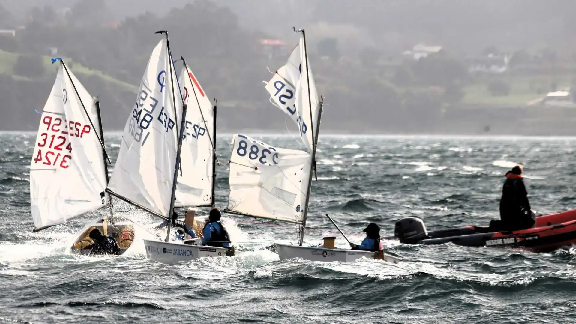 Semaine d'Abanca : Les vents durs réduisent la Cidade da Coruña d'Optimiste le dimanche