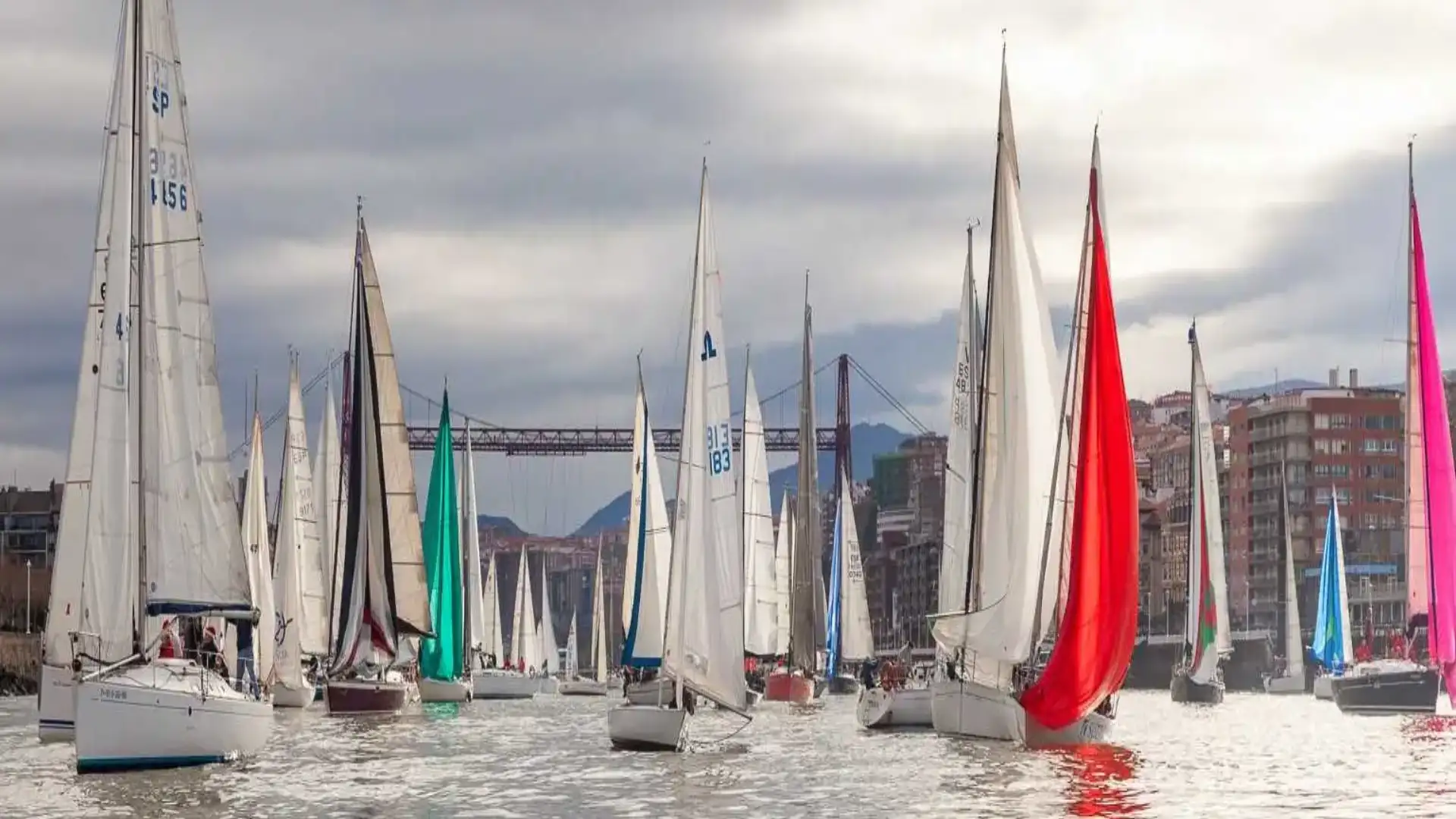 Cent bateaux sur la réunion annuelle de la Regata del Gallo à Getxo, répété