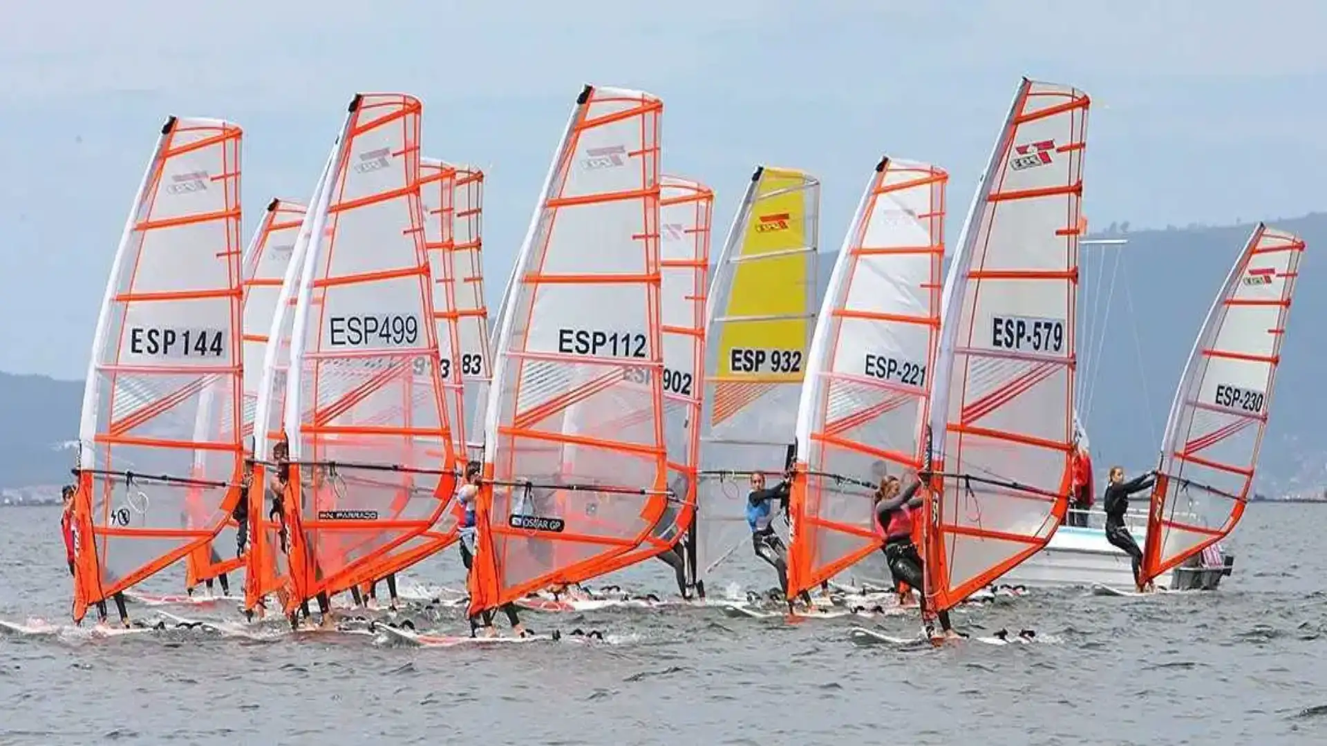Viento irregular en Arousa, Sara-Silvia lideres en Valencia y Paez en Patín