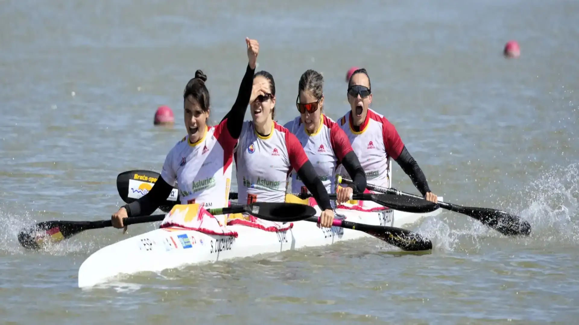 Página de oro del piragüismo femenino a nivel mundial en Hungría