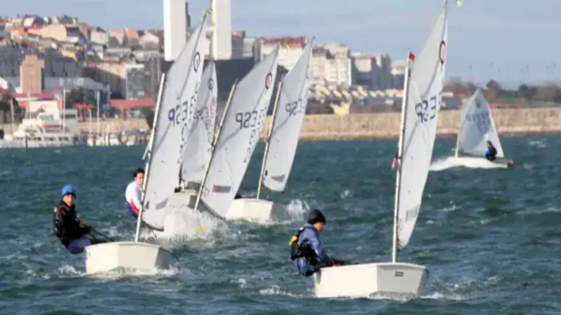 Alonso proclame championne galicienne de l'Optimiste à La Corogne et Alma la meilleure femme