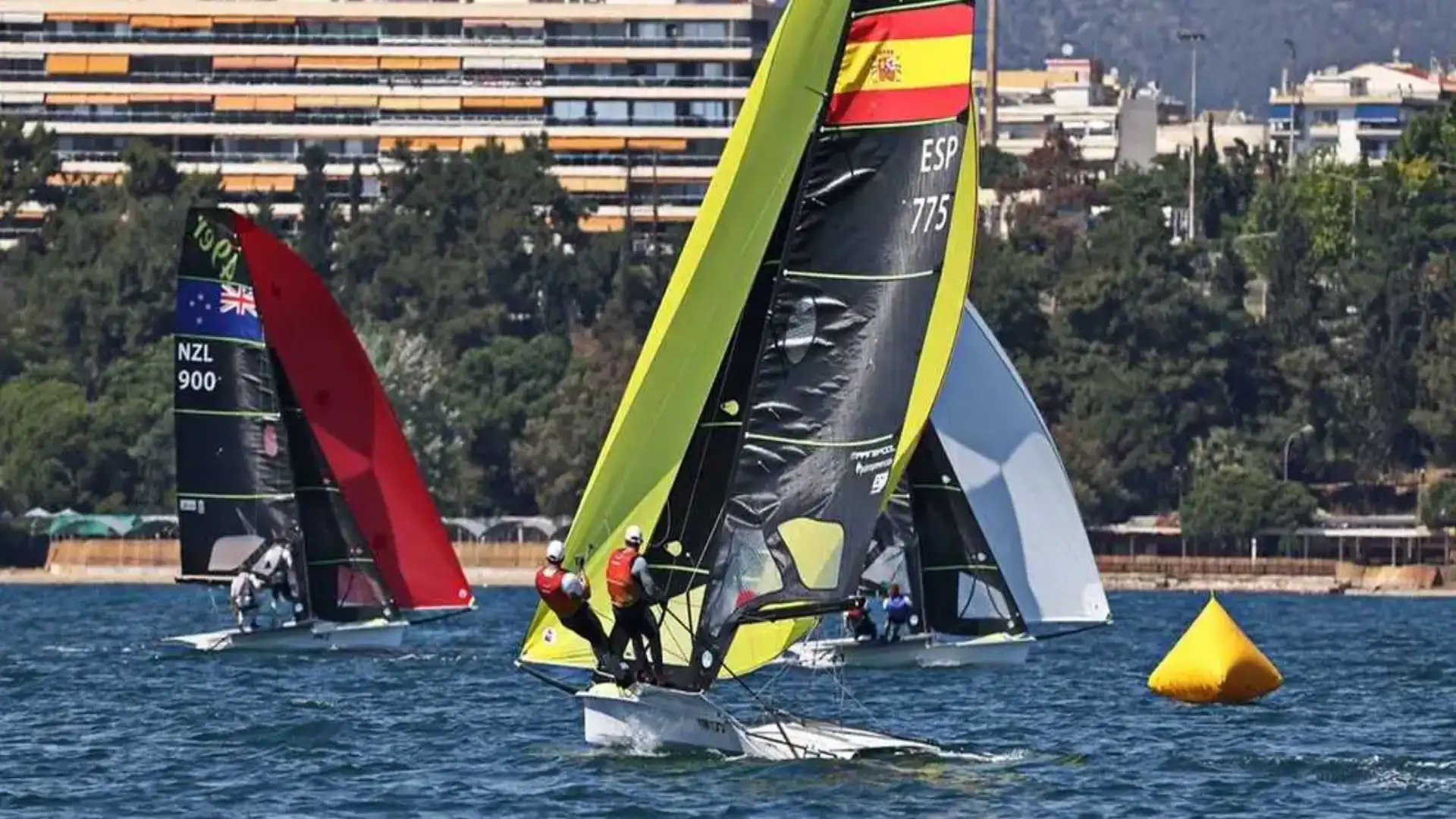 Los Wizner con Ero Pons de míster campeones europeos de 49er, Yamamay gana en Getxo
