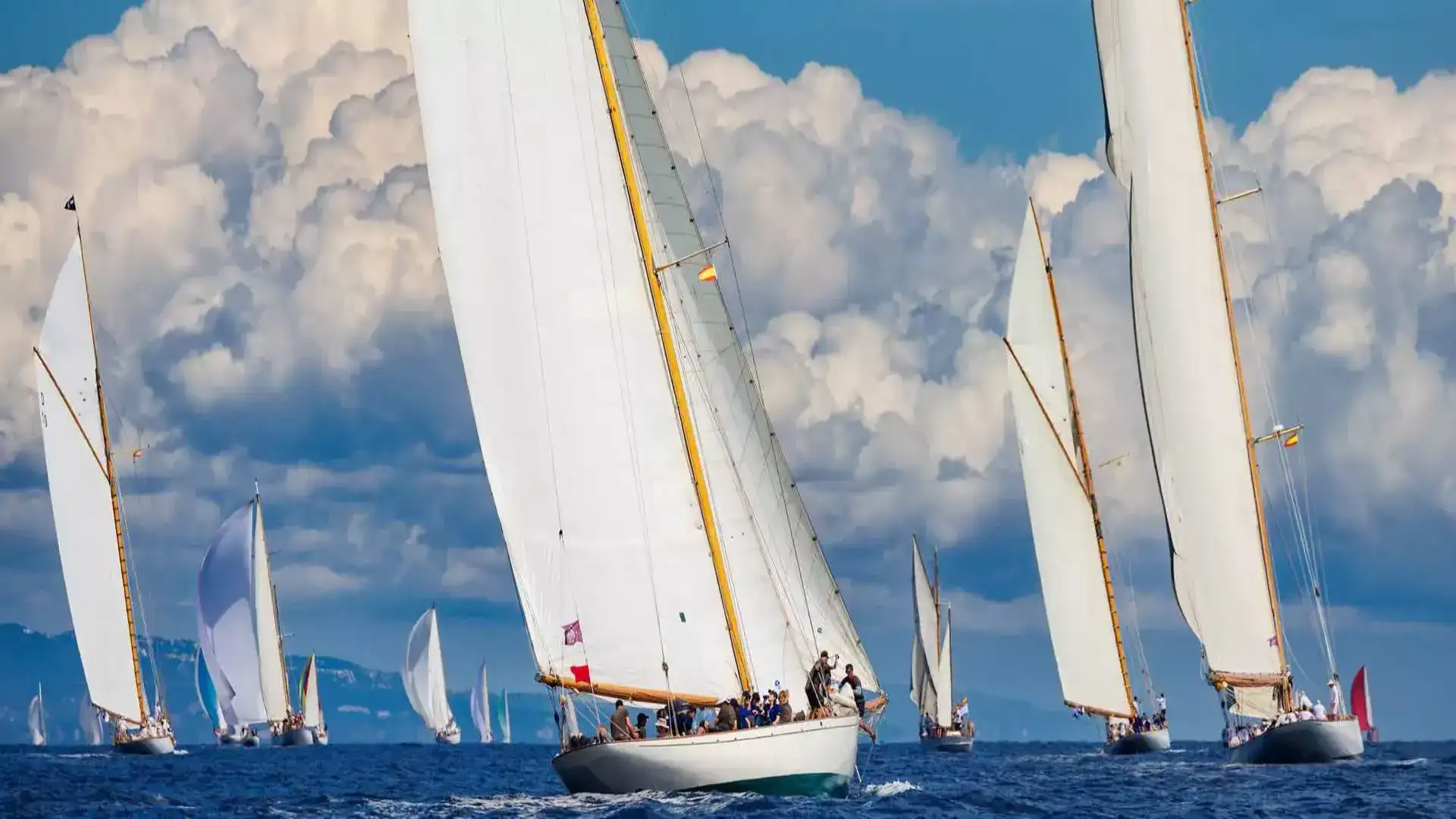 Regata Puig Vela Clássica: el espectáculo de los barcos museo en Barcelona