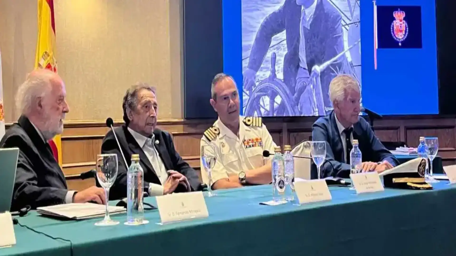 Alfonso Ussía presenta un libro de Luis Tourón sobre los barcos de Don Juan