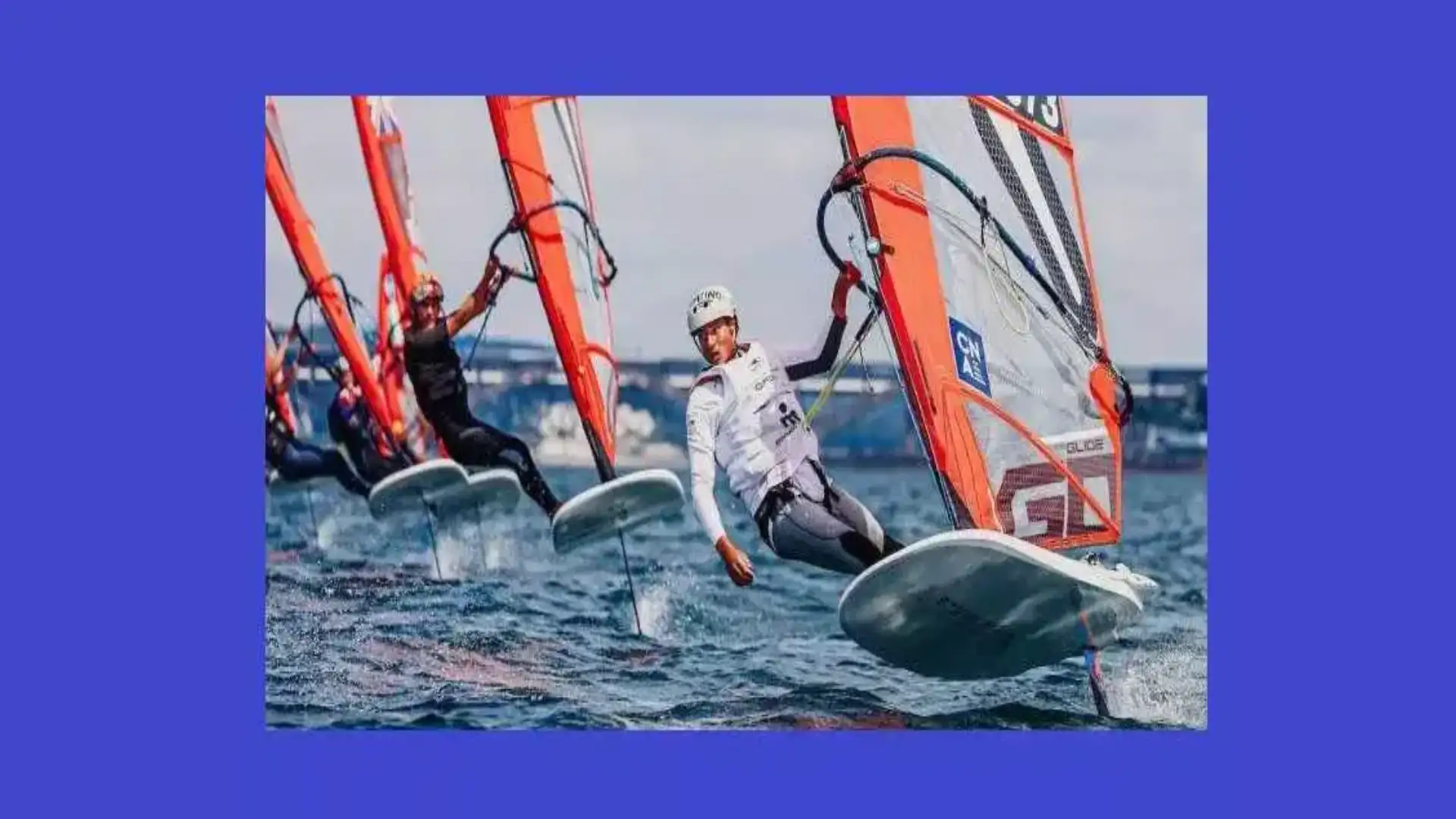 Enric Patiño brilla en Brest en iQFoil, la flota del Cantábrico rumbo a Gijón