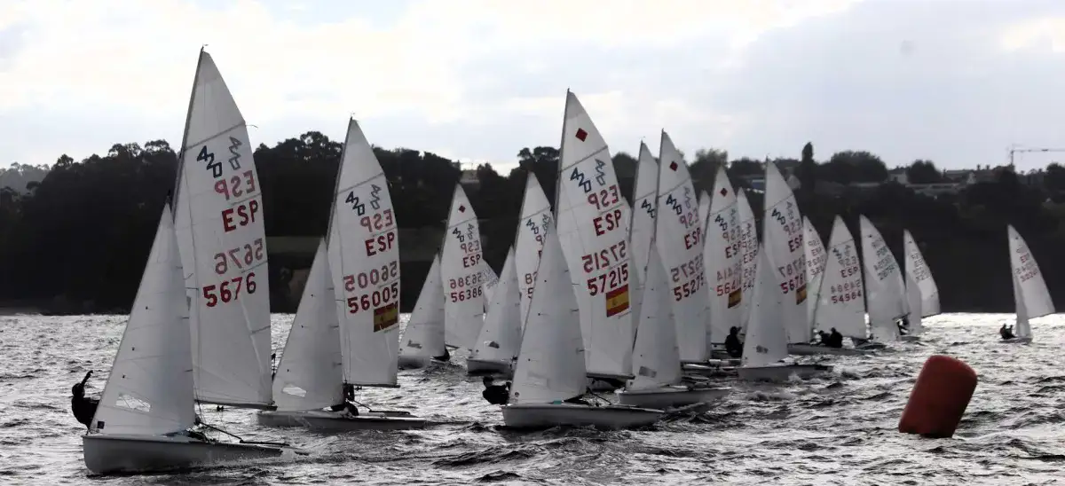 Los 420 tuvieron su espacio competitivo en la ría de La Coruña (Foto Moebius)