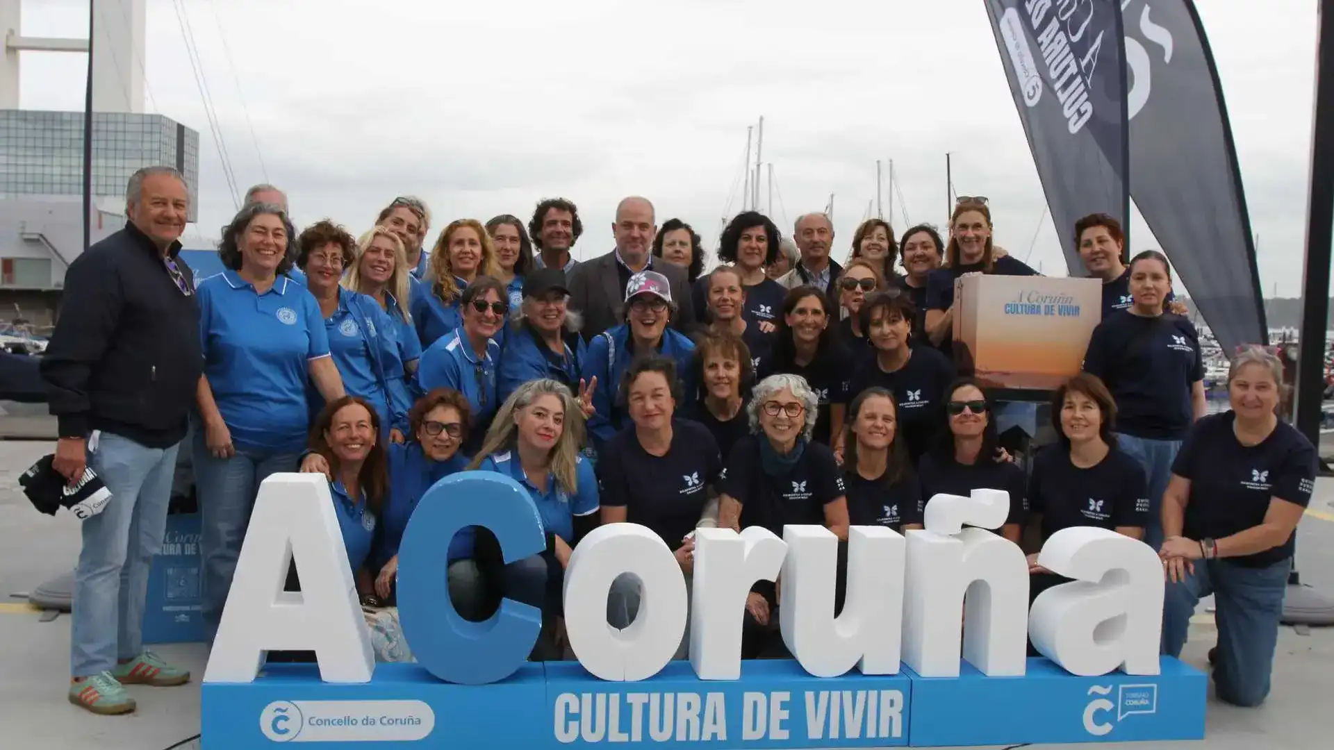 Les dragons spectaculaires participent au Festival nautique de la Corogne