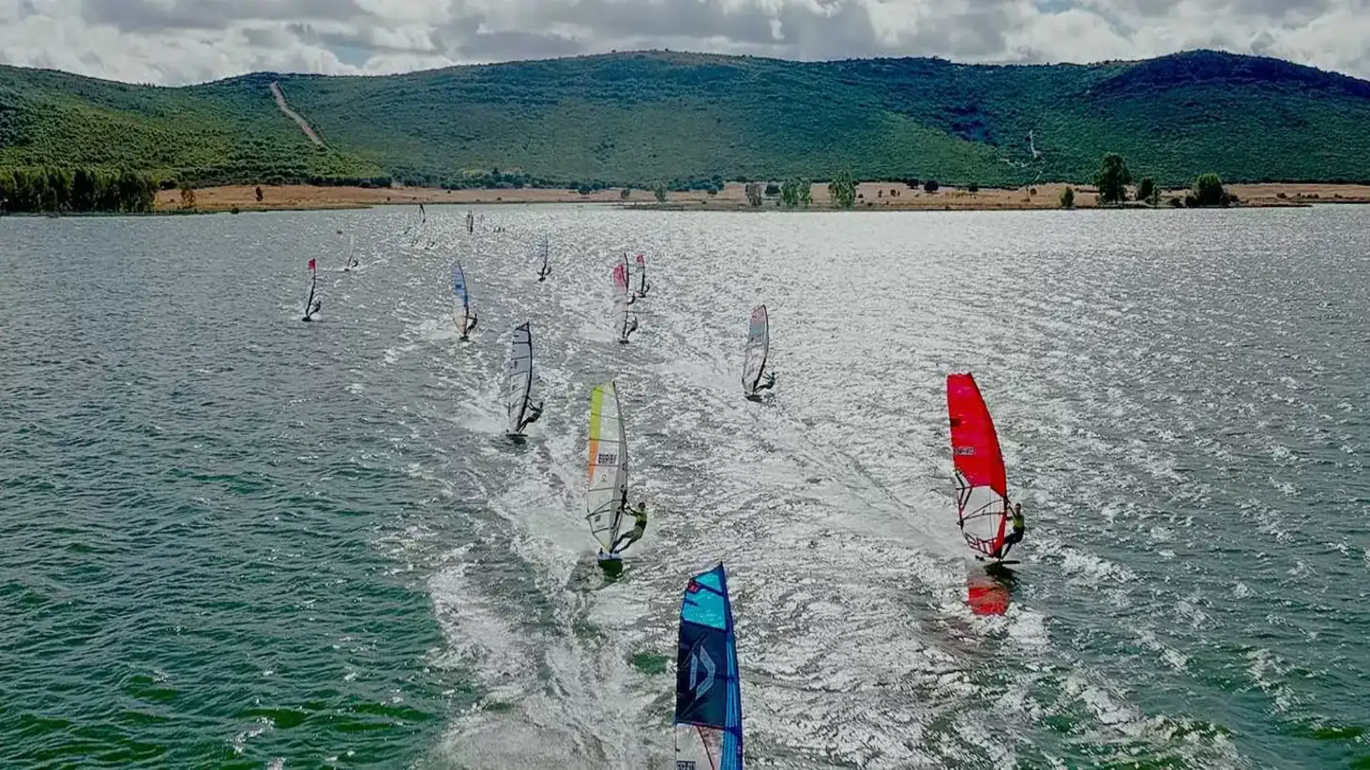Viele Windaktivitäten in den Gewässern von Real City in Fernán Caballero