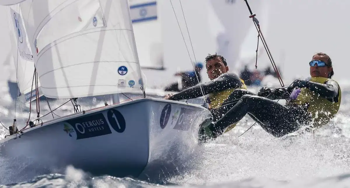 El 55 Trofeo Princesa Sofía Mallorca by FERGUS Hotels afrontó su cuarta jornada con el campeonato ya en su segunda mitad y prácticamente todas las clases inmersas en las series finales, compitiendo en las flotas oro, plata y bronce. La única excepción fue iQFOiL Men, que comenzará mañana las eliminatorias. El liderato tiene nombres españoles en dos clases: en 49erFX, Paula Barceló y María Cantero salvaron el día en una jornada muy irregular para todas las tripulaciones, y en 470 Mixed Jordi Xammar y Marta Cardona acumularon una sólida ventaja sobre sus inmediatos perseguidores